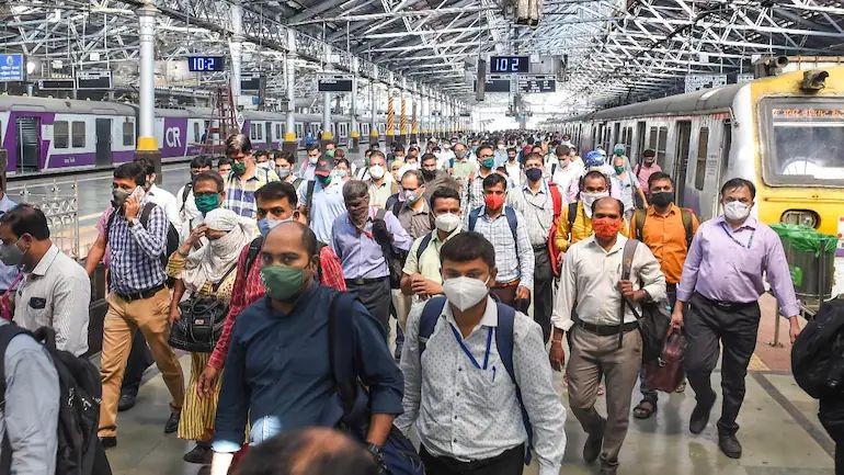 [REPRESENTATIVE IMAGE] File photo of Mumbai local train commuters wearing masks (Photo Credits: PTI)