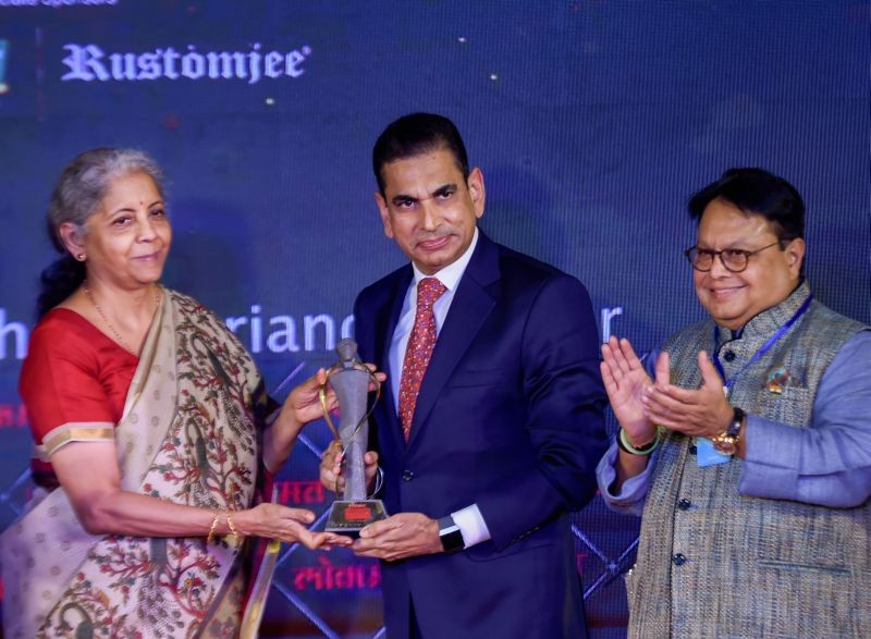 New Delhi: Union Finance Minister Nirmala Sitharaman (L) presents the Lokmat Maharashtrian of the Year Award 2020 to Municipal Commissioner Iqbal Singh Chahal (C), during a function in New Delhi, Tuesday, March 16, 2021. Chairman of Lokmat Media Group Vijay Darda is also seen.( PTI Photo/Kamal Singh)