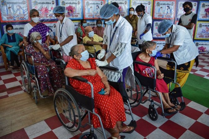 Medics administer the first dose of Covid-19 vaccine to senior citizens at the Global Hospital Vaccination Centre in Thane, March 27, 2021. Photograph: PTI Photo.