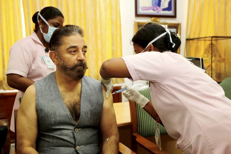 Chennai: A medic administers the first dose of COVID-19 vaccine to Makkal Needhi Maiam (MNM) founder Kamal Haasan, during the second phase of a countrywide inoculation drive, at Ramachandra Hospital in Chennai, Tuesday, March 2, 2021. (PTI Photo) 