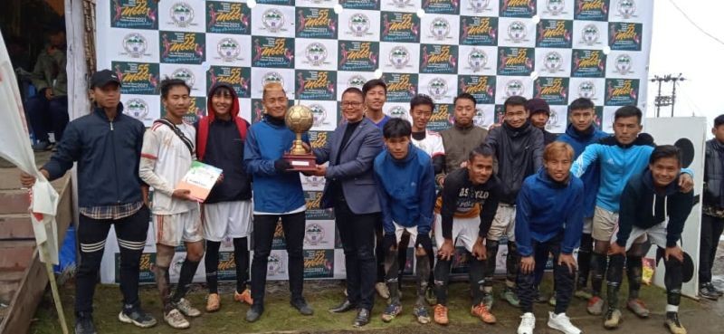 Colo Mero with the men’s football champion team Chizami on March 6 at Tsupfume.