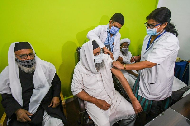 Health workers administer Covishield vaccine shots to Shahar Qazi Syed Mushtaq Ali Nadvi, Mufti Abdul Kalam and other Maulanas at Qaziat near Taj-ul-Masajid in Bhopal on March 22, 2021. (PTI Photo)