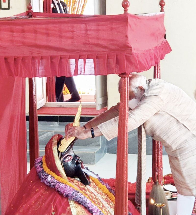 Satkhira: Prime Minister Narendra Modi offers prayers at the centuries-old Jesoreshwari Kali Temple at Ishwaripur village in Satkhira, Bangladesh, Saturday morning, March 27, 2021. (PTI Photo)