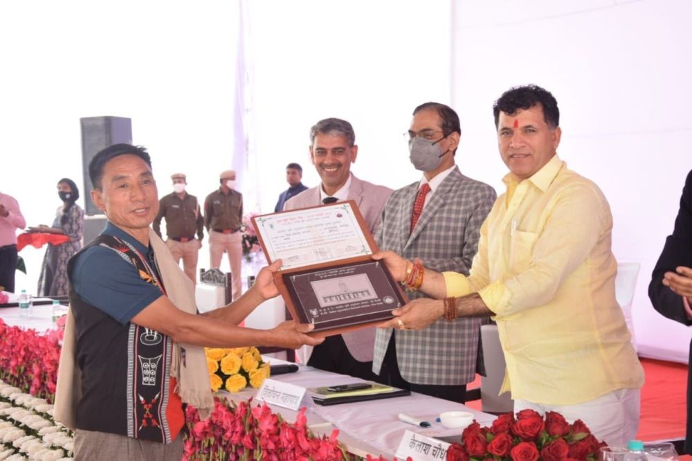 Medoveyi Tetseo receiving the award from Union Minister of State for Agriculture and Farmer Welfare Kailash Choudhary on February 27.
