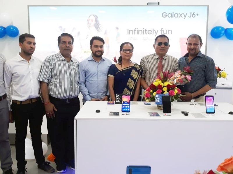 DC Dimapur, KK Zehol (second from right) along with proprietor and Samsung executives at the inauguration of Samsung Smart Café in Dimapur on March 30. (Morung Photo)