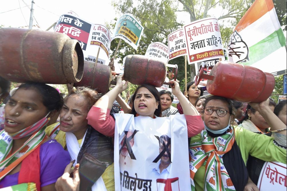 New Delhi: Delhi Pradesh Mahila Congress- wing President Amrita Dhawan (C) along with party activists stages a protest over hike in LPG cylinder and fuel prices, outside BJP HQ in New Delhi, Tuesday, March 2, 2021. (PTI Photo/Vijay Verma)