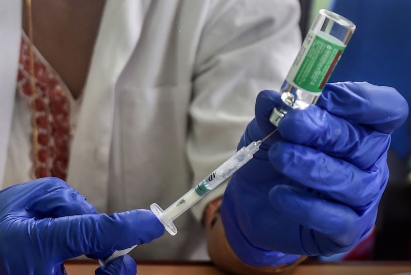 A medic prepares to administer the dose of COVID-19 vaccine to a beneficiary, amid surge in corona virus cases across the country, in Kolkata on April 19, 2021. (PTI Photo)