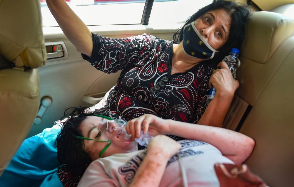 Ghaziabad: Patients get free oxygen, provided by a Sikh organization, at Indirapuram Gurdwara in Ghaziabad, Monday, April 26, 2021. (PTI Photo/Atul Yadav)