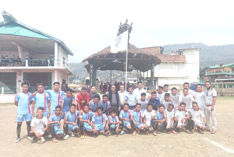 K Remphamo Lotha Principal, IETC Medziphema cum Director, SAMETI with LSU officials and players during the final match of the 20th edition of LSU martyrs’ trophy.