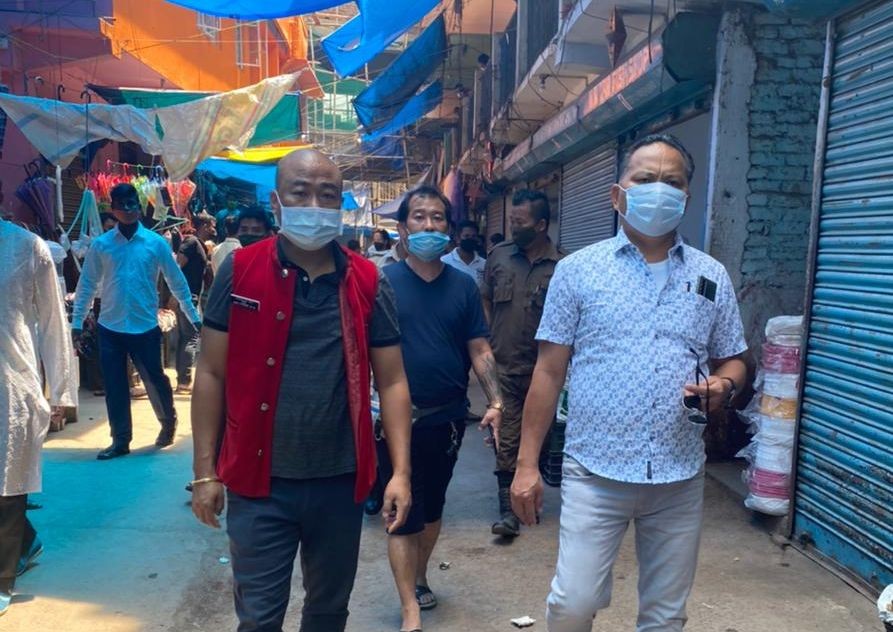 ADC Dimapur, H Atokhe Aye visited New Market, Dimapur on April 23 to oversee the odd-even system of opening shops. He observed the smooth functioning of the market and urged traders to observe COVID-19 appropriate behaviours. He also inspected the premises of Masjid at New Market. During the inspection, the ADC was accompanied by New Market GB, Khekishe Aye and NMBOA officials. (Morung Photo)