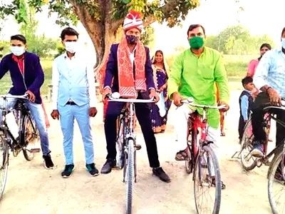 Groom cycles his way to bride's house. (IANS Photo)