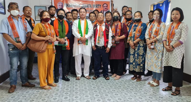BJP Mokokchung district in-charge and ex-minister Nuklutoshi Longkumer (centre) and BJP Mokokchung district president Imolemba Jamir along with party officials after the district executive meeting held on April 26. (Photo Courtesy: BJP Mokokchung Media Cell) 