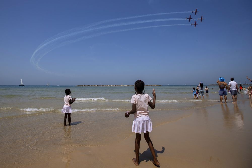 Tel Aviv: People watch an Israeli Air Force aerobatic team performing in Independence Day celebrations, over the Mediterranean Sea in Tel Aviv, Israel, Thursday, April 15, 2021. Israel is celebrating its annual Independence Day, marking 73 years since the founding of the state in 1948. AP/PTI(