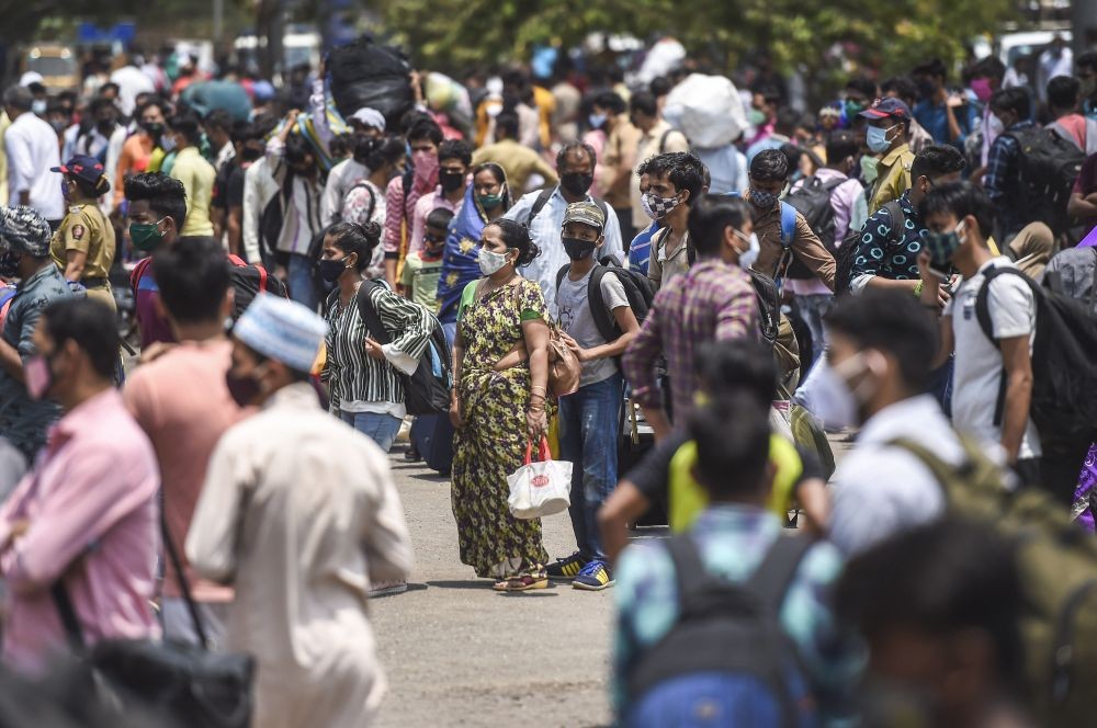 Mumbai: Passengers arrive at the Lokmanya Tilak Terminus to board outstation trains, amid spike in COVID-19 cases, during weekend lockdown in Mumbai, Saturday, April 10, 2021. (PTI Photo/Kunal Patil)