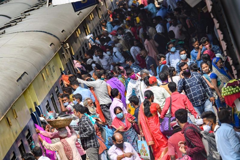 Patna: Passenger rush to board a train, amid coronavirus pandemic, in Patna, Tuesday, April. 6, 2021. (PTI Photo)