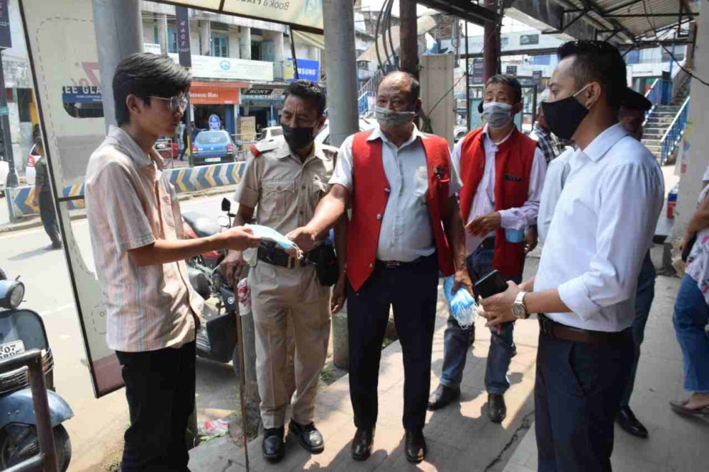 Dimapur District Administration led by SDO (C) Hotolu Sema accompanied by Dobashis and police conducted surprise checking in the stretch from Holy Cross junction to Marwari Patti Dimapur and imposed fines to those who were found without masks on April 14. The team cautioned the shopkeepers to follow all safety protocols of COVID-19 and also distributed masks to the public found without masks. (DIPR Photo)