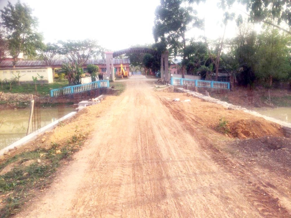 Soiling has been done along the road leading to St Xavier College, Jalukie. The College is now in need of bitumen barrels to complete the repair of the 900-metre road. (Morung Photo)