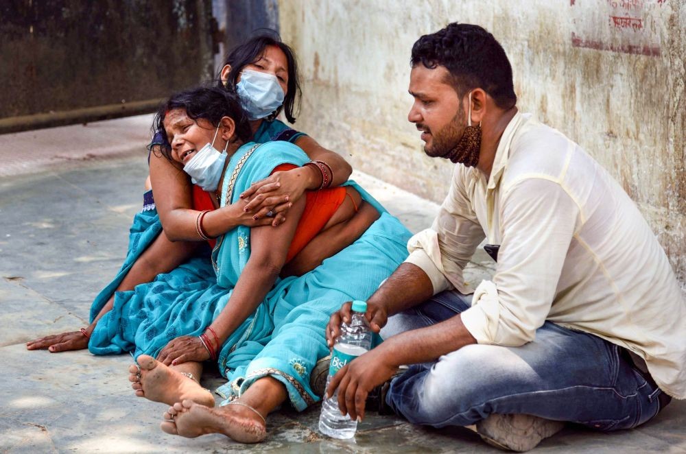 Patna: Family members mourn the death of a COVID-19 victim at Patna Medical College and Hospital (PMCH), during the second wave of the coronavirus pandemic , in Patna, Monday, May 3, 2021. (PTI Photo)