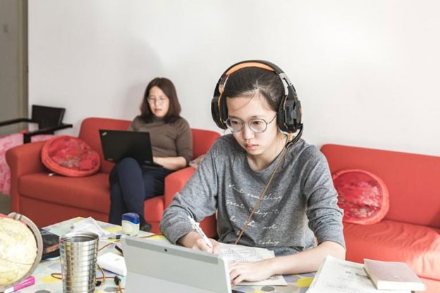 In Beijing, China, 11th grader Xiaoyu studies at home while her mother also works remotely. (Credit: UNICEF/UNI304636/Ma)