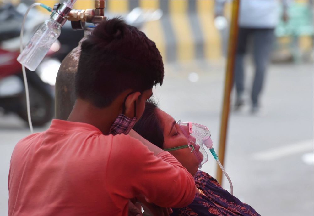 Ghaziabad: A COVID-19 patient receives free oxygen provided by Sikh organization, as coronavirus cases surge in record numbers across the country, in Indirapuram, Ghaziabad, Sunday, May 9, 2021. (PTI Photo/Atul Yadav