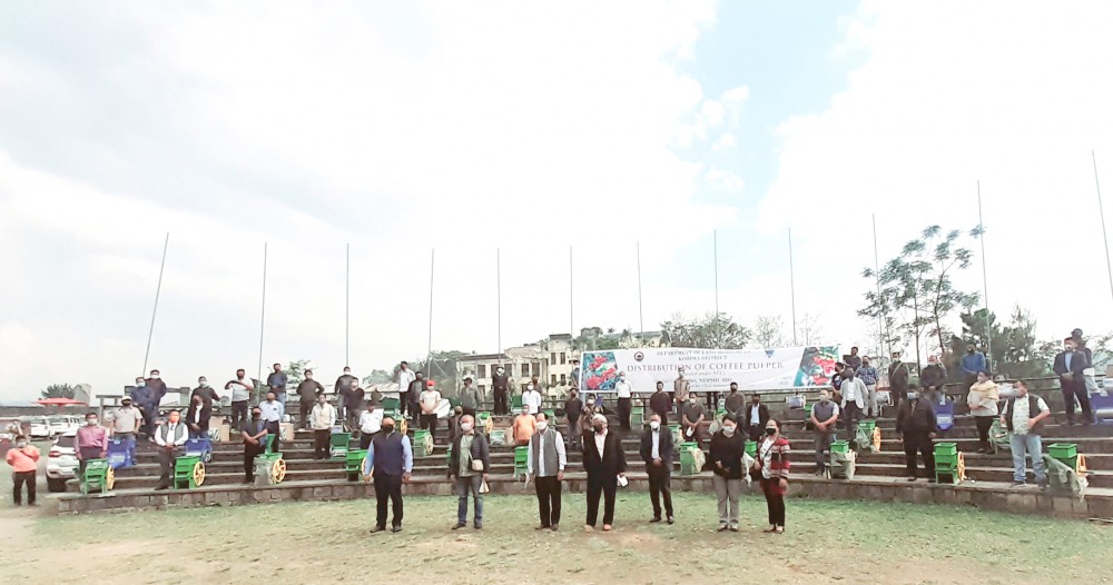 Chief Minister Neiphiu Rio and others with the beneficiary of Coffee Pulpers in Kohima on May 5. (Morung Photo)