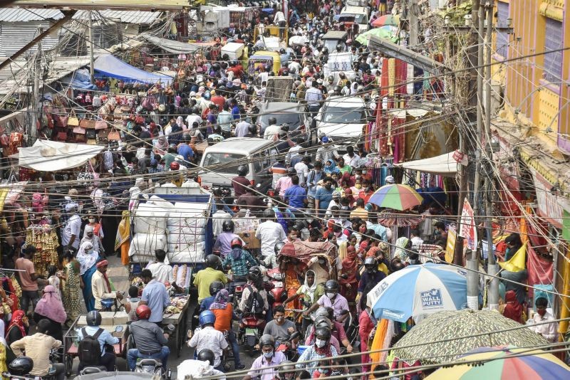 A crowded market after the Bihar government announced complete lockdown due to the coronavirus pandemic, in Patna on May 4, 2021. (PTI Photo)