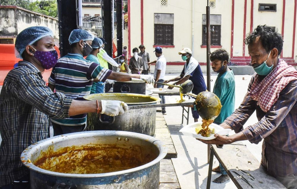Patna: Needy people receive meals at a relief camp, amid a total lockdown imposed to curb the spread of COVID-19, in Patna, Thursday, May 6, 2021. (PTI Photo)