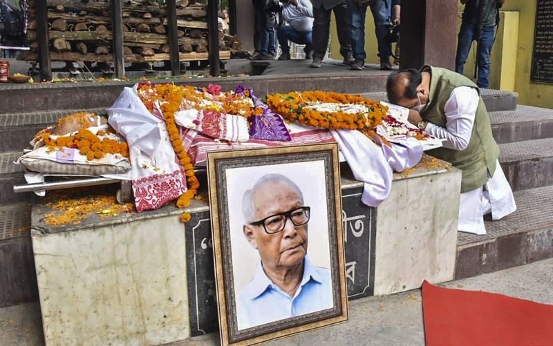 Chief Minister of Assam Himanta Biswa Sarma pays tribute to Assam's one of the most prominent litterateurs and veteran journalist Homen Borgohain, who passed  away due to COVID-19 disease, in Guwahati. (PTI Photo)