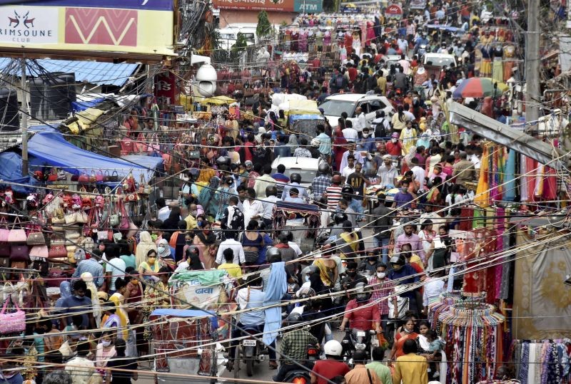 People crowd a market after further ease in COVID-19 lockdown restrictions, in Patna June 29, 2021. (PTI Photo)