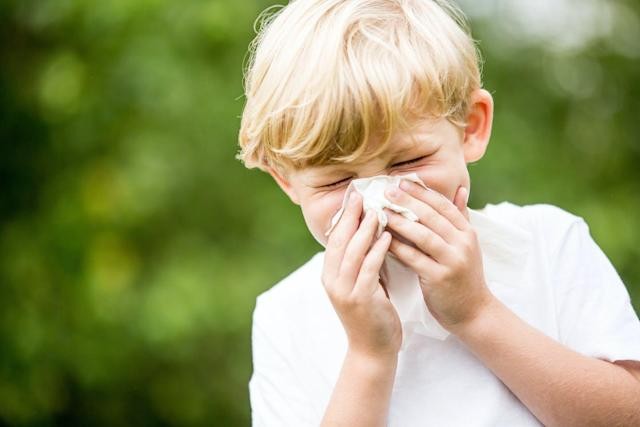 Sneezing with your eyes closed is a reflex you can consciously override. (Robert Kneschke/EyeEm via Getty Images Photo)