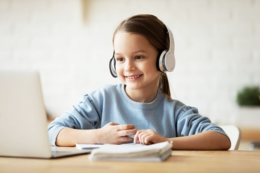 Headphones, earbuds may affect hearing in children.(photo:Pixabay.com)