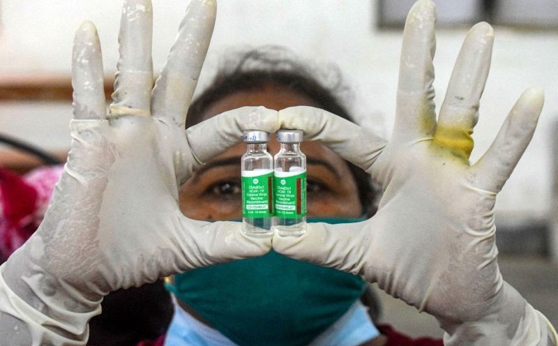 A health worker with COVID-19 vaccine vials, at a vaccination centre, in Prayagraj on June 17, 2021. (PTI Photo)