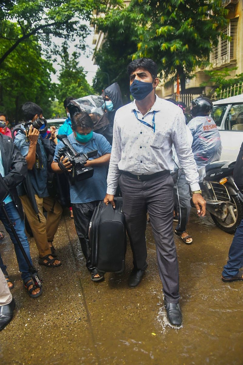 A team of NIA arrives to conduct a raid at former 'encounter specialist' police officer Pradeep Sharma’s residence at Andheri, in connection with the 'Antilia’ bomb scare case and businessman Mansukh Hiran’s murder case, in Mumbai on June 17, 2021. (PTI Photo)