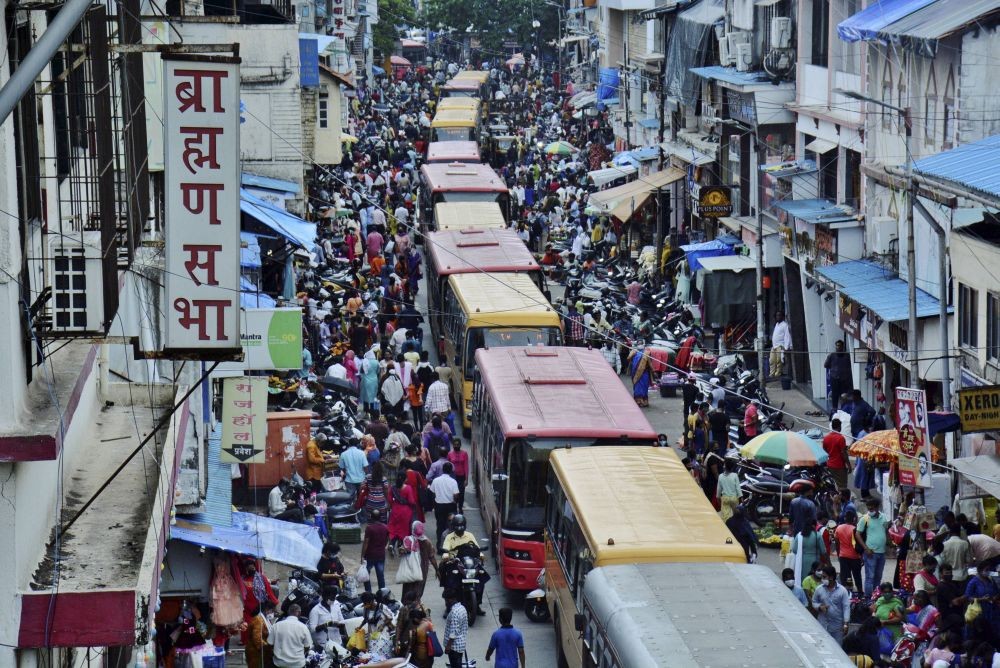 Thane: A crowded market after unlocking of COVID-19 lockdown begins, at Thane Station road in Thane, Monday, June 7, 2021. (PTI Photo)