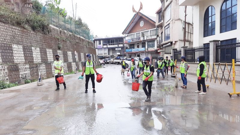 Kohima Smart City team engaged in the intensive cleaning of the main highway in an effort towards making Kohima a ‘Litter Free City’.