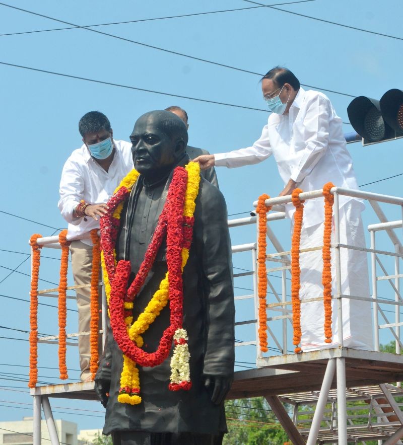 Vice President M. Venkaiah Naidu garlands the statue of former Prime Minister PV Narasimha Rao on his 100th birth anniversary, in Visakhapatnam on June 28, 2021. (PTI Photo)