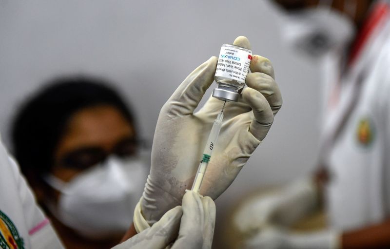 A medic prepares to administer a dose of COVID-19 vaccine. (PTI File Photo)