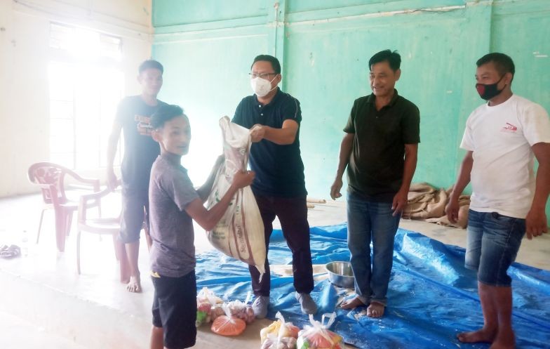 SDO(C) cum Border Magistrate Merapani T Sulanthung, NCS distributing relief package to the daily wage earners of Bhandari town.