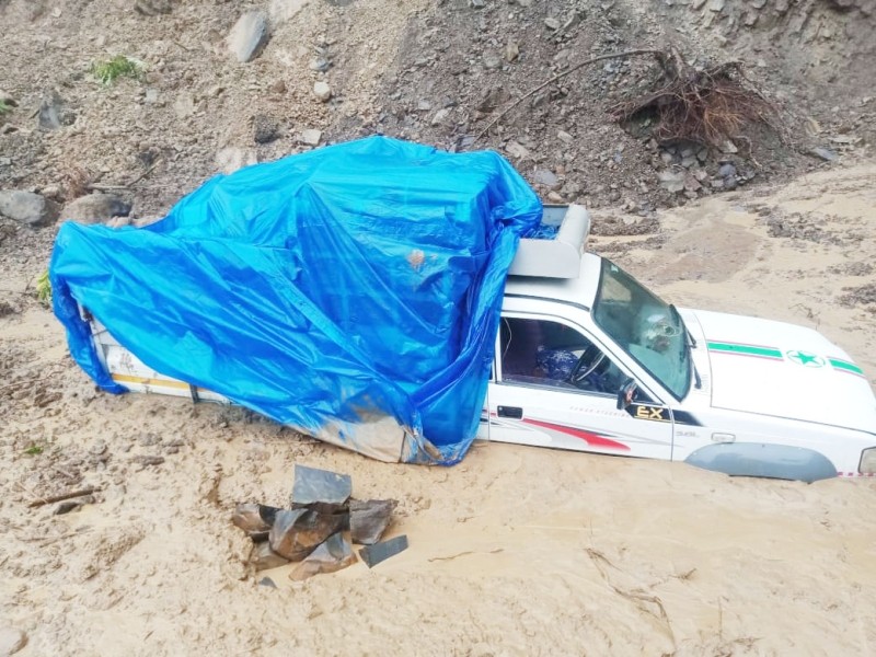 A vehicle stuck in the mudslide along Khomi-Pholami road. (Photo Courtesy: Social Media)