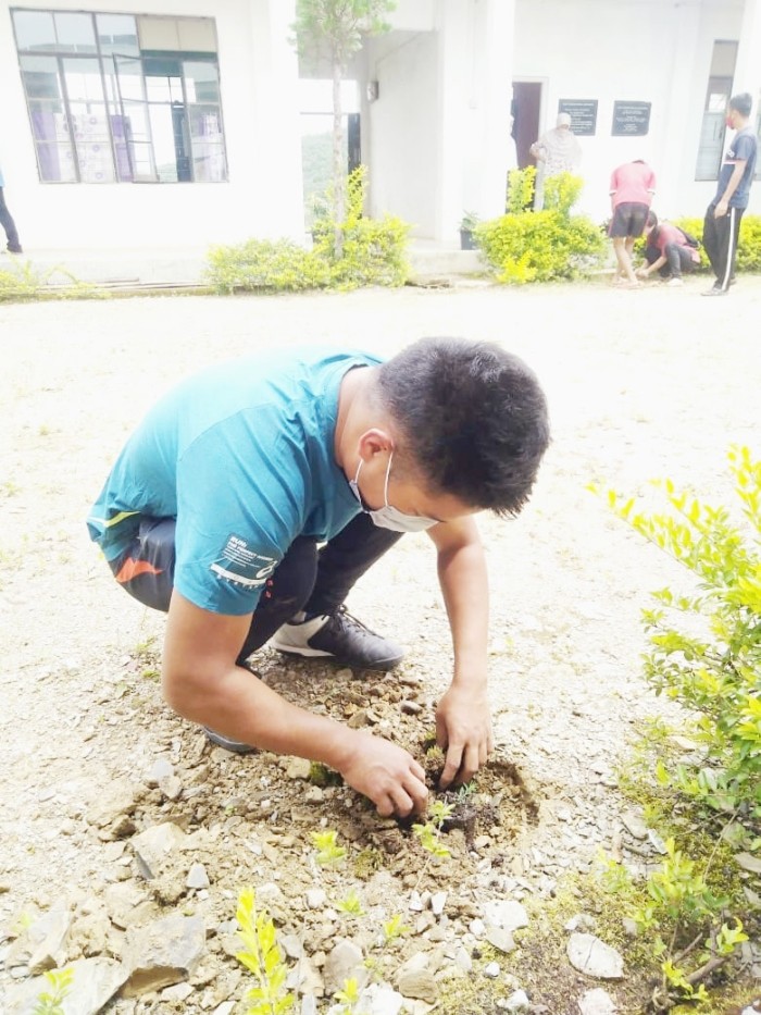 A member of the Chetheba Town Students’ Union takes part in tree plantation drive at Chetheba Town on July 30. (Photo Courtesy: CTSU)
