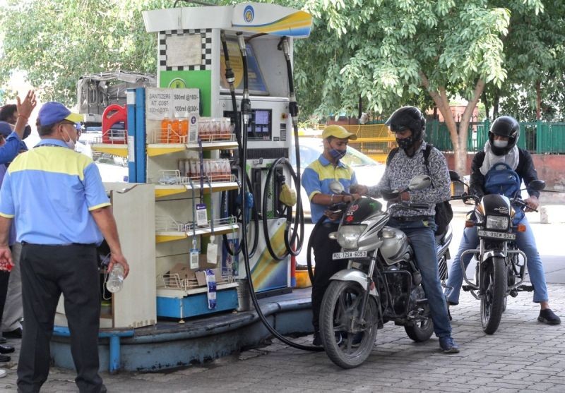 Longest pause in weeks, no change in fuel prices for 3 days. (IANS Photo)