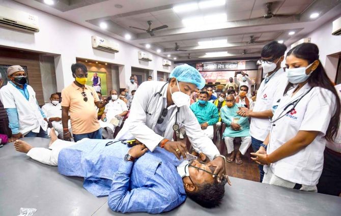 A doctor performs a demo for immediate treatment of COVID-19 patients during Kisan Morcha medical camp in Patna. Photograph: PTI Photo