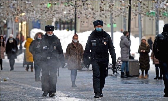 Policemen wearing face masks patrol on a street in Moscow, Russia, on Jan. 15, 2021. (IANS File Photo)