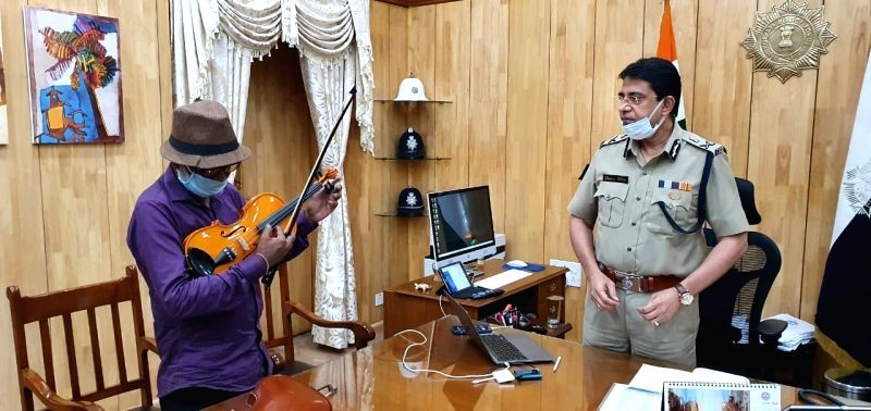 Having lost his job, man with a violin winning hearts in Kolkata. (IANS Photo)