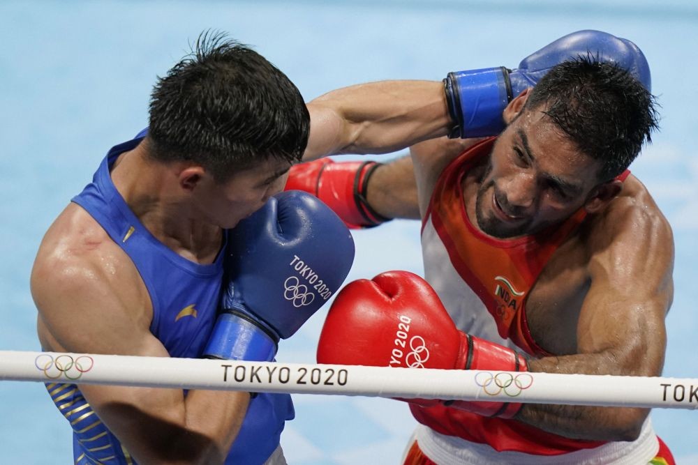 Tokyo: India's Ashish Kumar, right, exchanges punches with China's Tuoheta Erbieke during their men's middleweight 75-kg boxing match at the 2020 Summer Olympics, Monday, July 26, 2021, in Tokyo, Japan. AP/PTI(