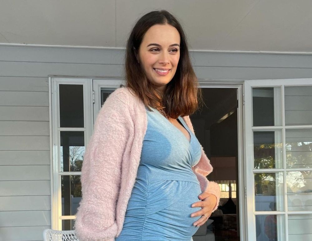 Evelyn Sharma flaunts baby bump on social media.(photo:Instagram)
