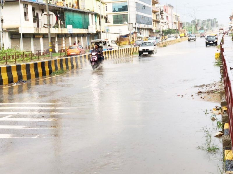 Vehicles pass through a waterlogged area near 3rd Mile junction on July 4. With incessant rain on Sunday, waterlogging was observed in several locations along the National Highway 29 stretch from Purana Bazaar to Chümoukedima. (Morung Photo)