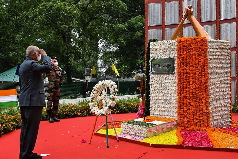 President Ram Nath Kovind lays a wreath at the Dagger War Memorial, Baramulla, Jammu & Kashmir. (PTI Photo)