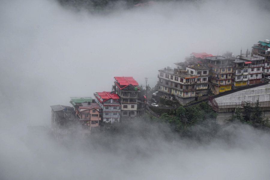 Shimla: A view of the fog covered the mountains following heavy rainfall in Shimla, Saturday, Aug. 21, 2021. (PTI Photo)