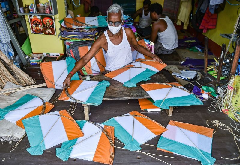 Kolkata: A kite maker prepares tricoloured kites at his workshop ahead of Independence Day celebrations, in Kolkata, Tuesday, Aug 10, 2021. (PTI Photo/Swapan Mahapatra)